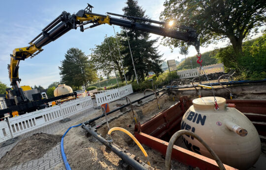 Für den Einbau des neuen Abscheiders war eine Grundwasserabsenkung notwendig, hier erfolgt das Absetzen durch das Haase-Spezialfahrzeug.