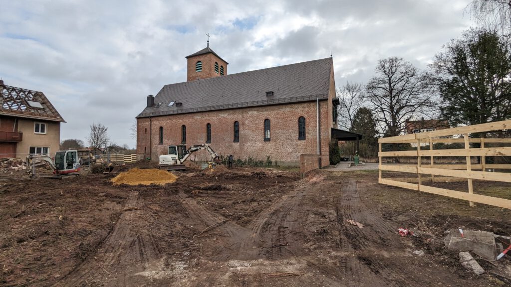 Die Baugrube befindet sich direkt neben der Thomaskirche.