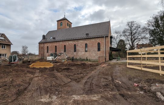 Die Baugrube befindet sich direkt neben der Thomaskirche.