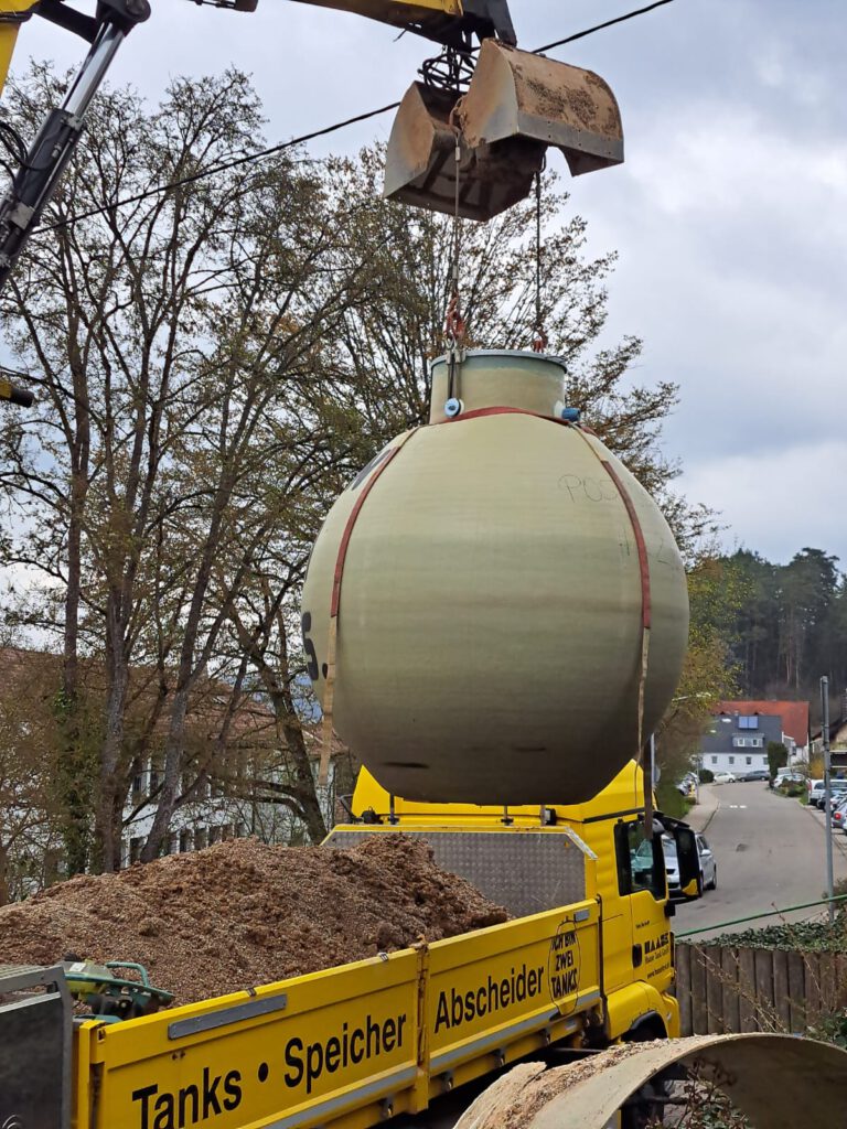 Unser firmeneigener LKW ist mit einem Baggerarm ausgerüstet.