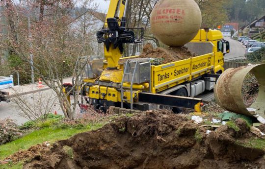 Neben dem Transport der Tanks bieten wir auch die kompletten Erdarbeiten an.