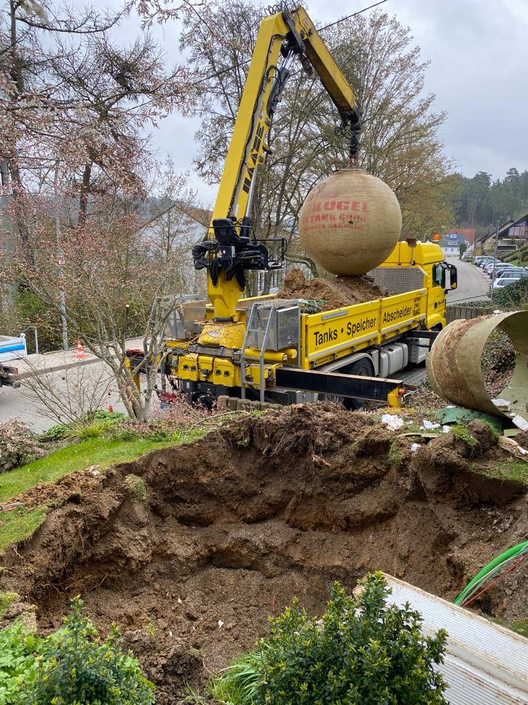 Neben dem Transport der Tanks bieten wir auch die kompletten Erdarbeiten an.