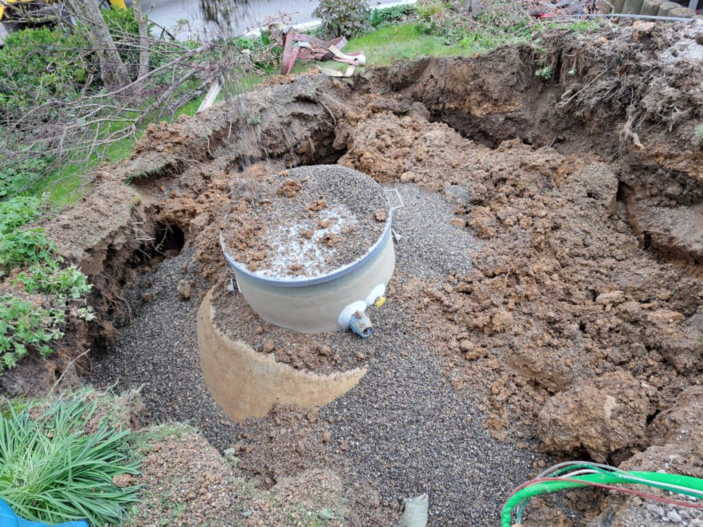 Zusätzlich zu dem bereits vorhandenen Verfüllmaterial wurde weiteres Material zur Verfügung gestellt.