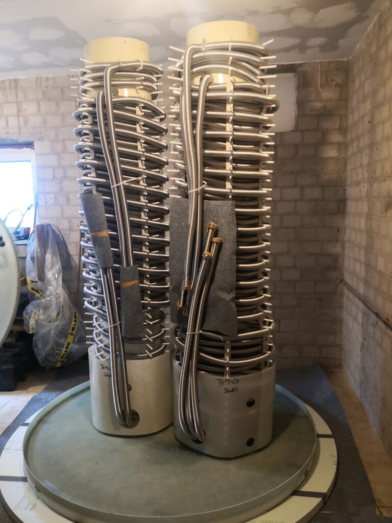 The heat exchangers are pre-assembled on the columns.